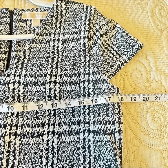 Michael Kors cap sleeve black white patterned fitted dress - perfect for office! - Picture 6 of 7